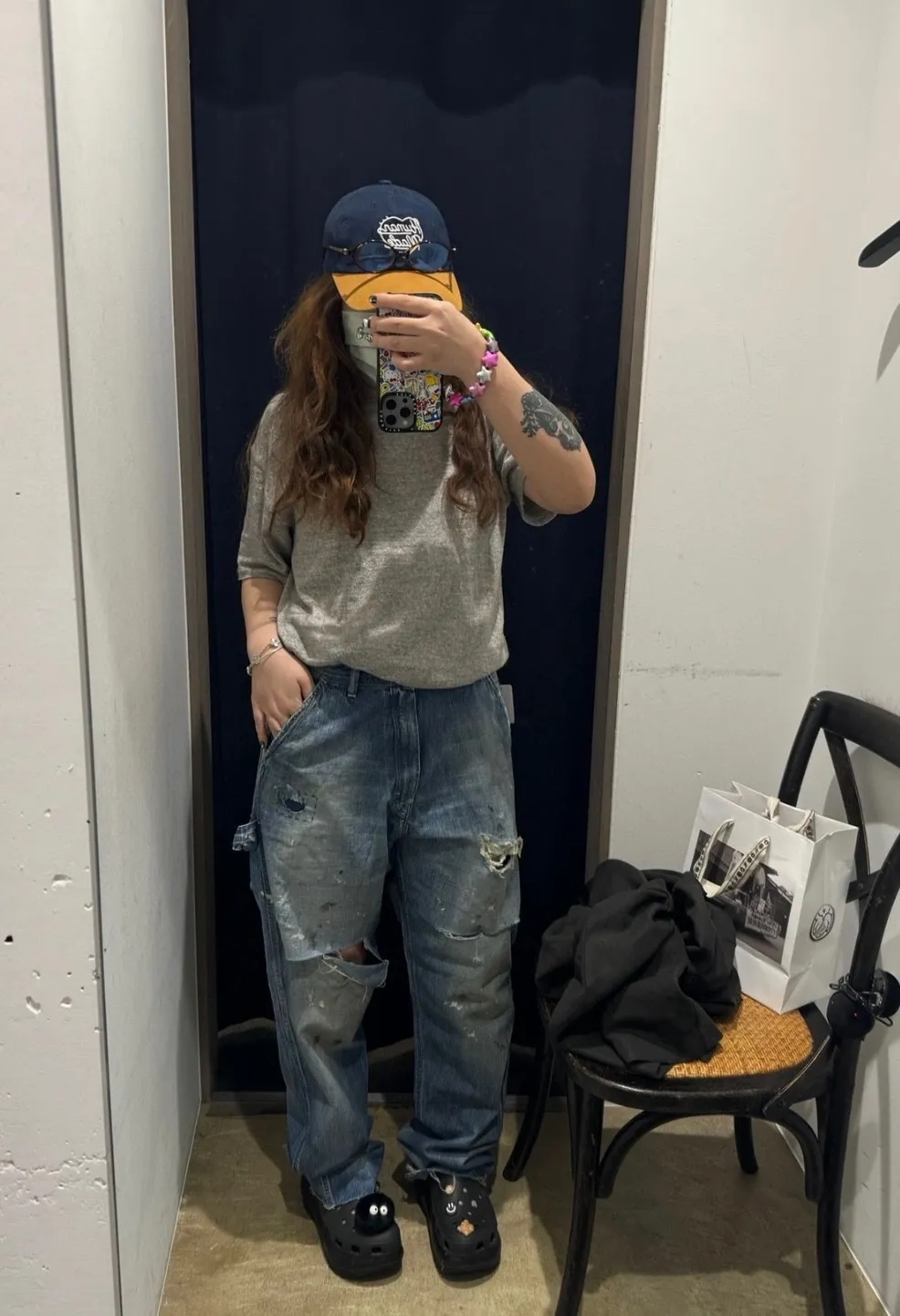 SAINT Mxxxxxx SAINT_DENIM PANTS/PAINTER /BLUE Logging trousers with knife-cut holes and splashed ink. Patch jeans. Blue S-XL. All accessories are molded and customized. Super heavy work. Washed and distressed. Knife-cut holes. Artificial splashed ink graffiti. Authentic version. Loose and stylish.